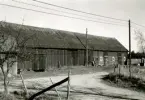 Ladugården vid byvägen i Lövö by.