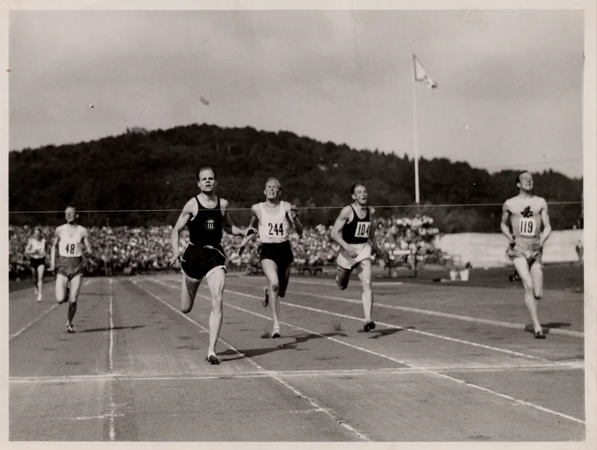 SM i friidrott 1937, Slottsskogsvallen.

Löpning 400 m. final. Olle Danielsson Westermalms IF vinner.

T.h.: Bertil von Wachenfeldt.