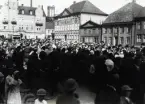 Stortorget - Studentexamen 1934. Studenterna marscherade sedan till Teatervallen.