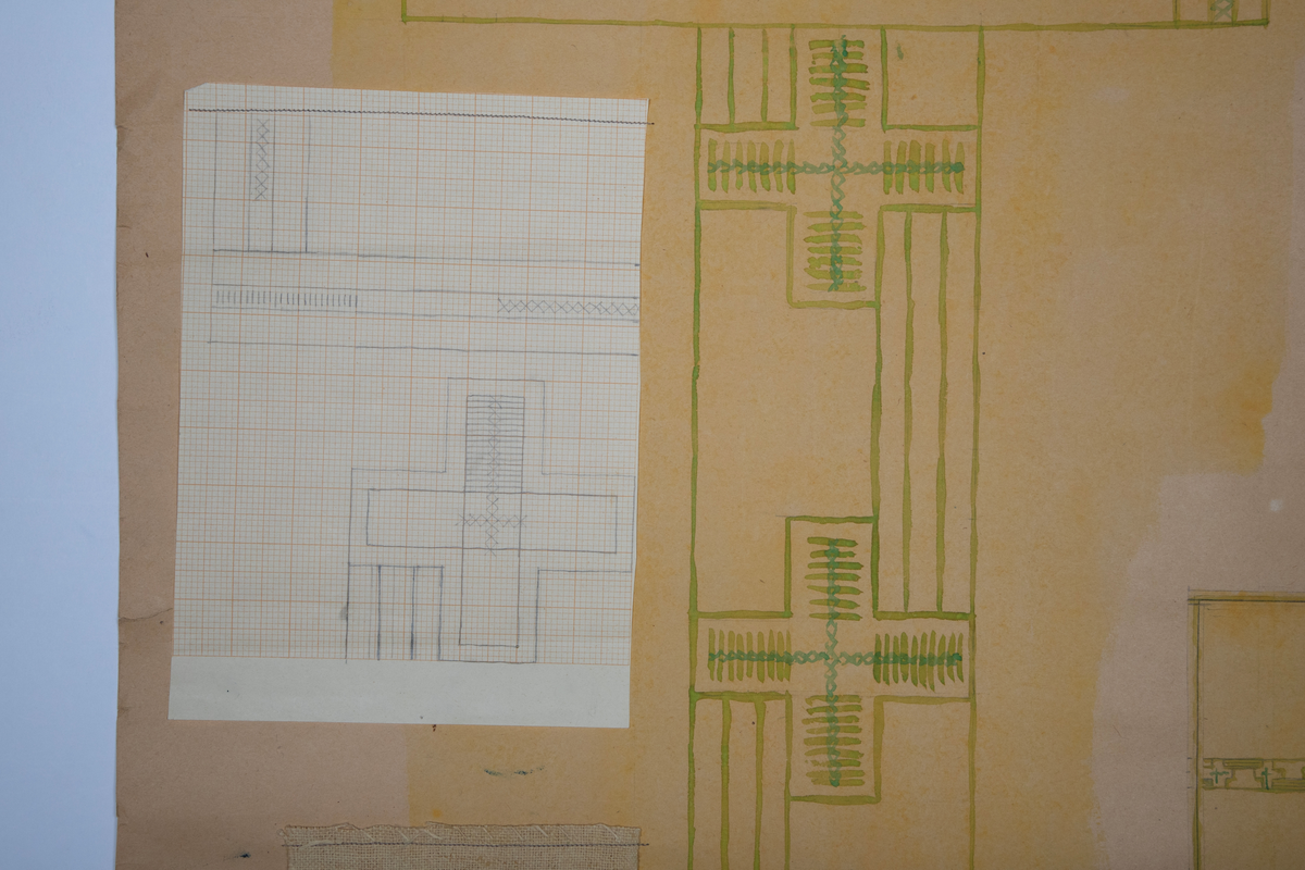 Utkast til kvadratisk duk (130x130cm). Maling på papir. En stoffprøve og en mindre skisse på milimeterpapir er påsydd på venstre side. Mønster til broderi med tette og åpne felt med et stort kvadrat på midten og border som går ut i et kors med mindre kors inne i korsarmene. Kunstneren foreslår stilkesting og "rosettsting". Påskrift: "Stingen är mina og jeg kallar dem så". Tenkt materiale er gul lin, men kunstneren foreslår også kongressvev. Broderiet har lyst og mørkt grønt perlegarn i forslaget, men på prøve er det vedlagt lingarn.