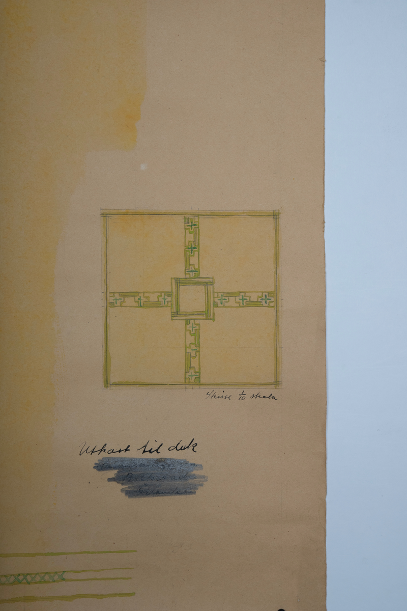 Utkast til kvadratisk duk (130x130cm). Maling på papir. En stoffprøve og en mindre skisse på milimeterpapir er påsydd på venstre side. Mønster til broderi med tette og åpne felt med et stort kvadrat på midten og border som går ut i et kors med mindre kors inne i korsarmene. Kunstneren foreslår stilkesting og "rosettsting". Påskrift: "Stingen är mina og jeg kallar dem så". Tenkt materiale er gul lin, men kunstneren foreslår også kongressvev. Broderiet har lyst og mørkt grønt perlegarn i forslaget, men på prøve er det vedlagt lingarn.