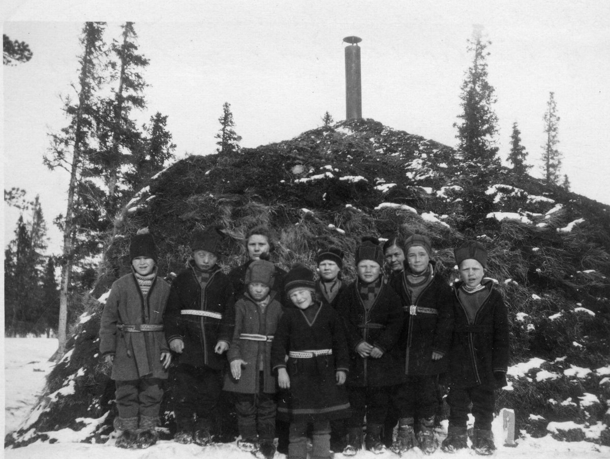 Skolebarn foran ei torvgamme/derhvie-gåetie, svensk nomadeskole,  "Nyhem", i Vålådalen, Undersåker