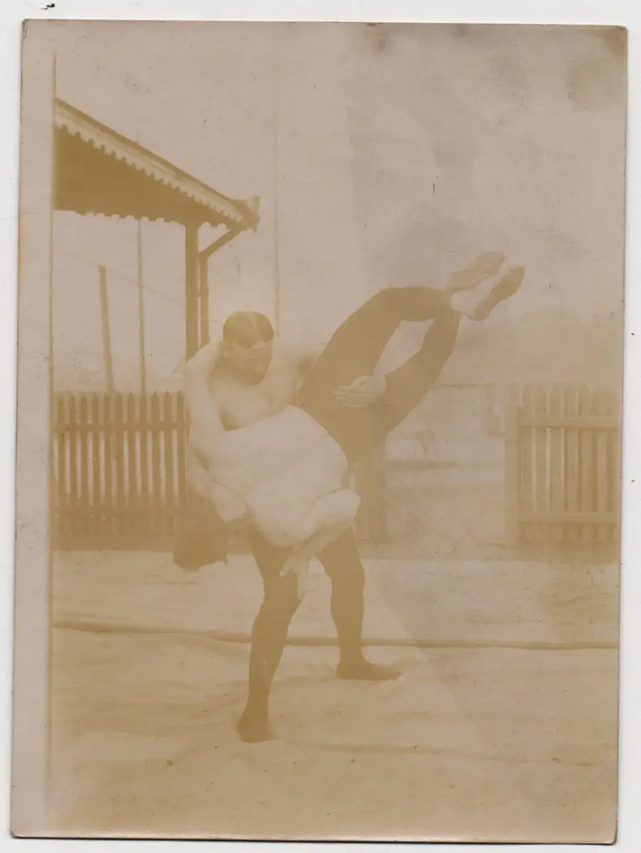 En  brottare kastar sin motståndare, 1910-talet.