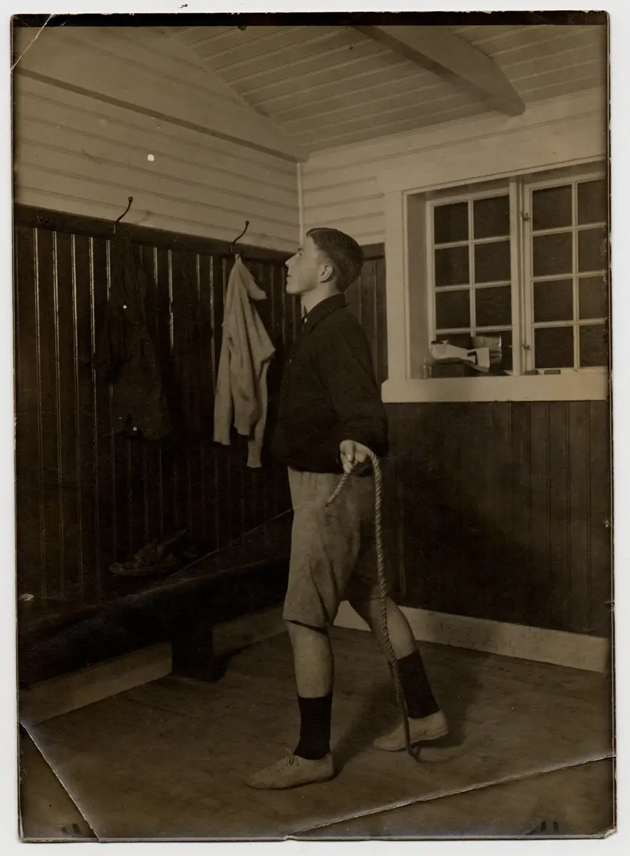 En fotbollsspelare tränar rephoppning i omklädningsrum, 1910-talet.   Walhalla.