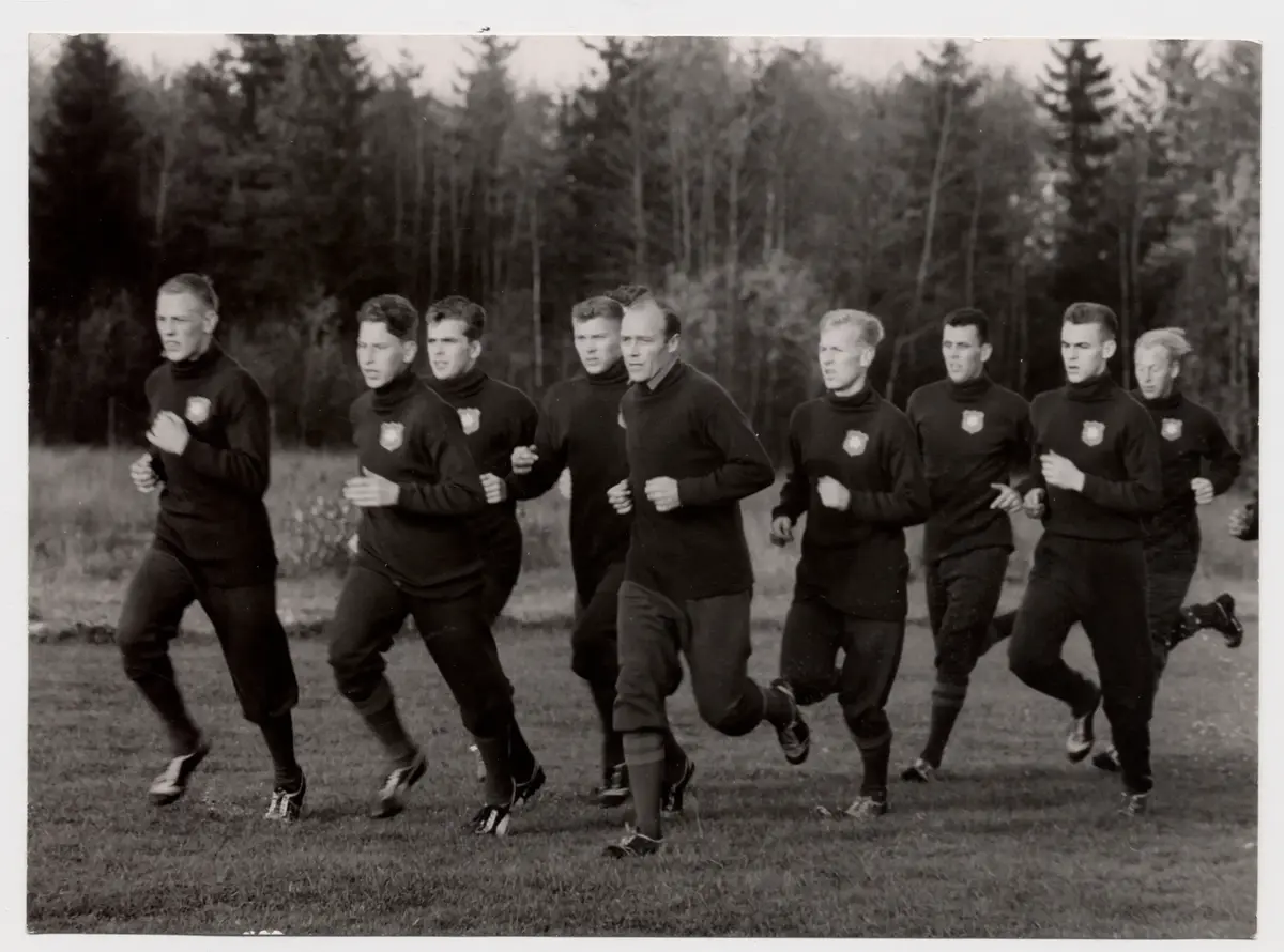 Hindås

"ÖIS tränar i Hindås inför kvalmatchen."  1958.