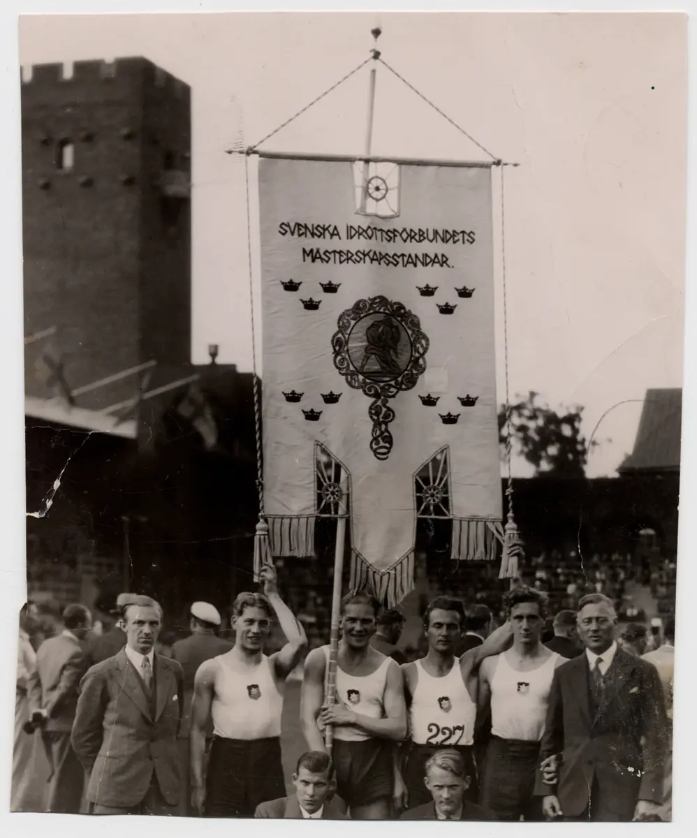 Standartruppen av årgång 1933,  Stockholm Stadion.    "Örgeryte vann."

F.v.: Pelle Andersson, Sven Strömberg, Roland Mentzer, Kell Areskoug, Gustav Ericson,

Einar Lilie (ledare).