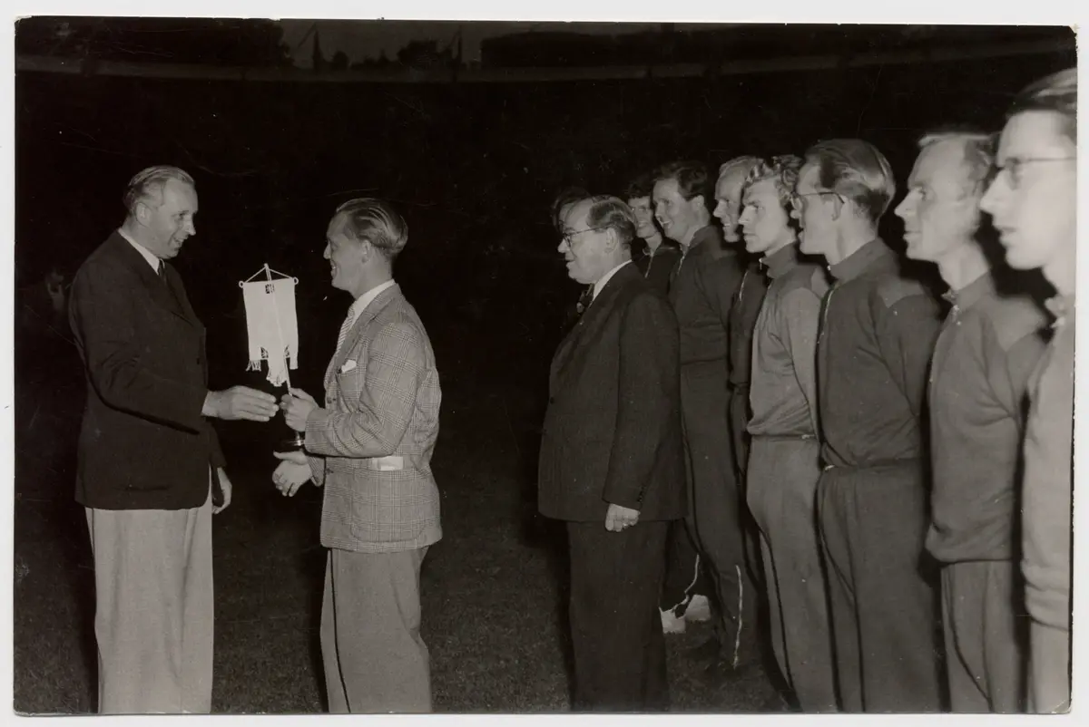 Förbundets ordförande, Tage Eriksson, överlämnar Standaret, år 1950.

Stockholm Stadion.
