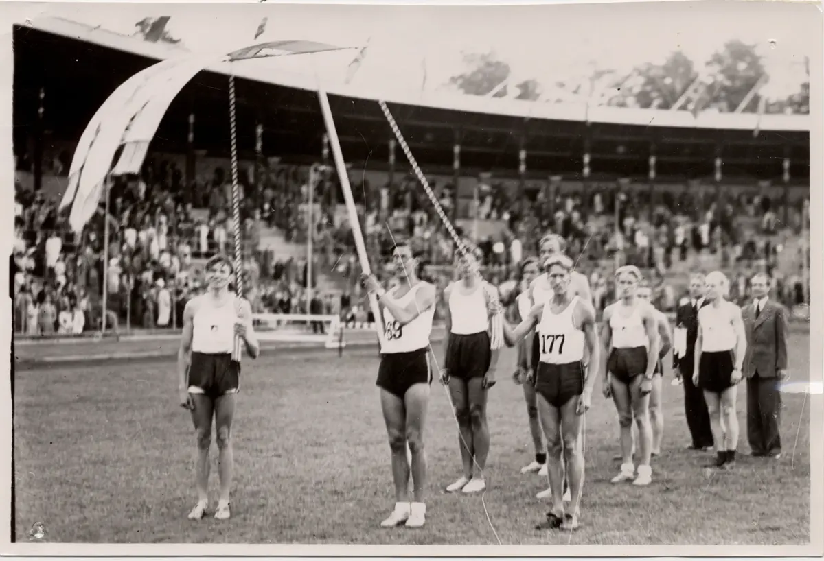 "ÖIS stronga trupp hämtar mästerskapsstandaret." 1940-talet.   Stockholm Stadion.