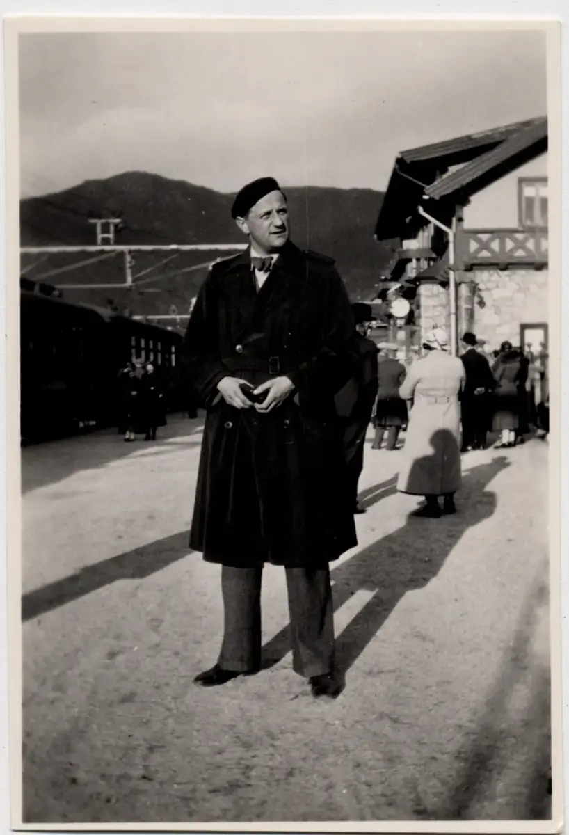 Träningsläger till Norrland för fotbollslaget 1935.

En man står vid en järnvägsstation.
