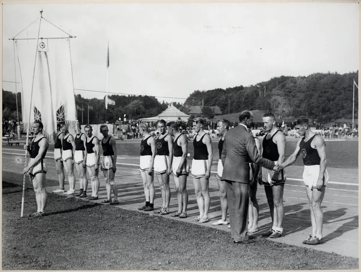 "MAI mottager Standaret vid SM på Slottsskogsvallen 1937."   Malmö AI.