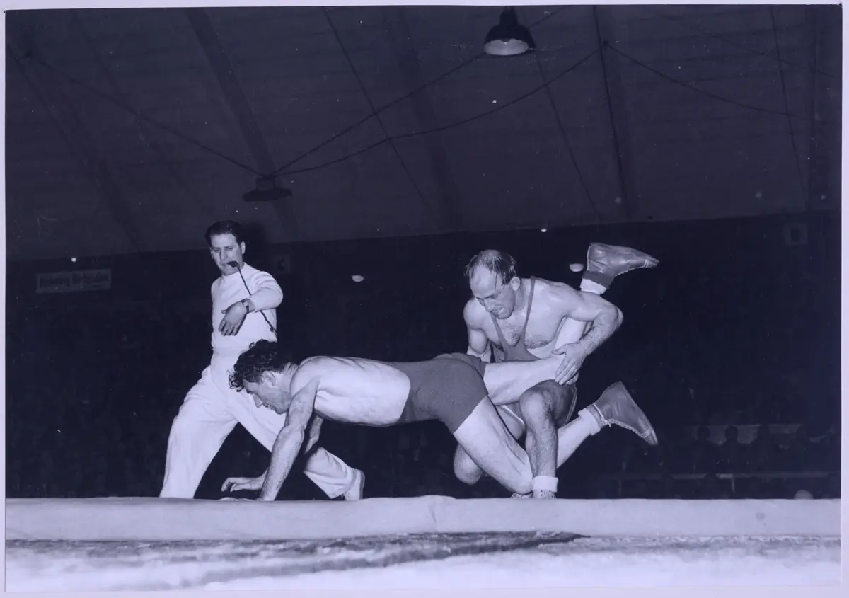 "Två världsmästare i Mässhallen 1952. Olle Anderberg vann över Nutri Zafer Turkiet."
