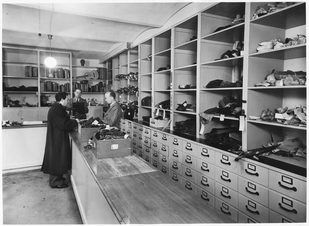 Otto Jönsson och 1954 Gummesson framför disken på hittegodsmagasinet