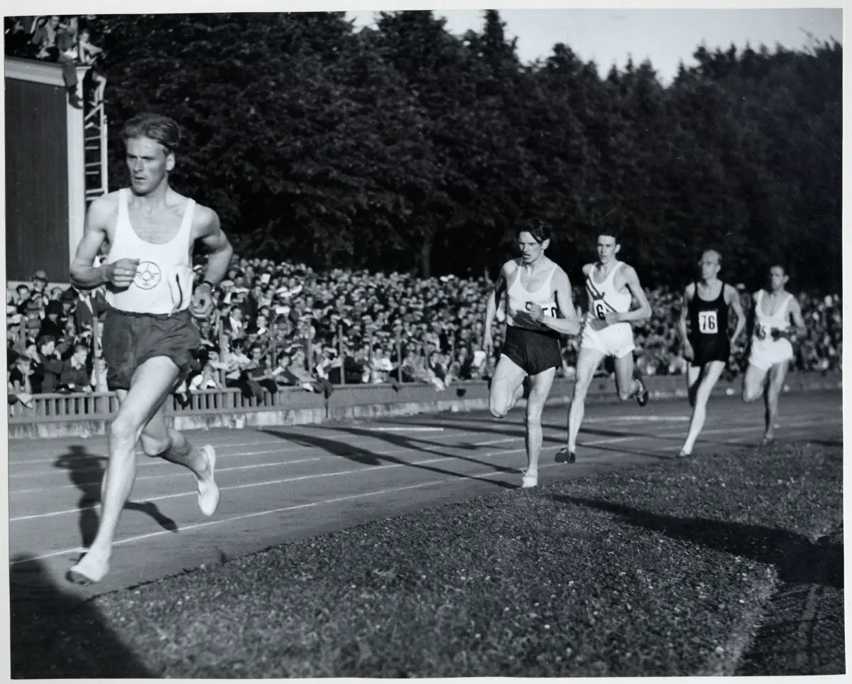 Arne Ahlsén i klar ledning före Arne Andersson och Rune Gustafsson i världsrekordloppet på 1 eng. mil.   Slottsskogsvallen 1/7 1943.