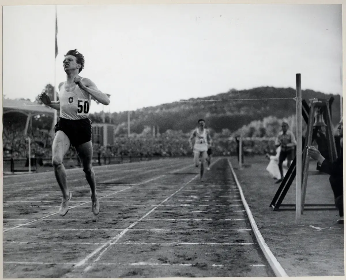 Arne Andersson slår världsrekord på 1 eng. mil med tiden 4.02.6

Slottsskogsvallen 1/7 1943.