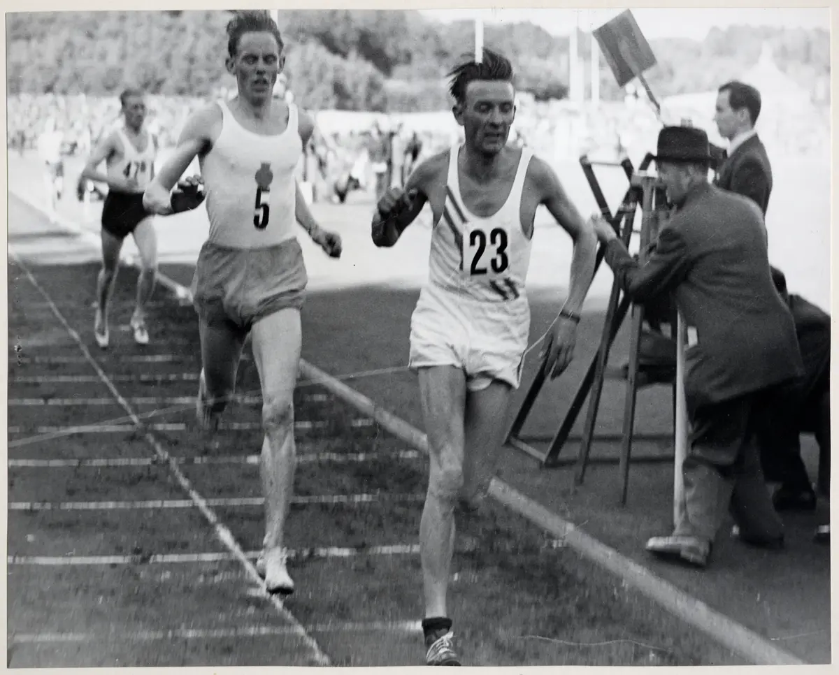 Gunder Hägg sätter världsrekord på 5000 m med tiden 13.58,2. Slår det tidigare världsrekordet med 10,6 sek. Bertil Johansson har ett varv kvar att springa.

Slottsskogsvallen 20/9 1942.