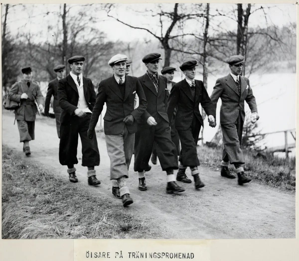 "Öisare på träningspromenad 1937."