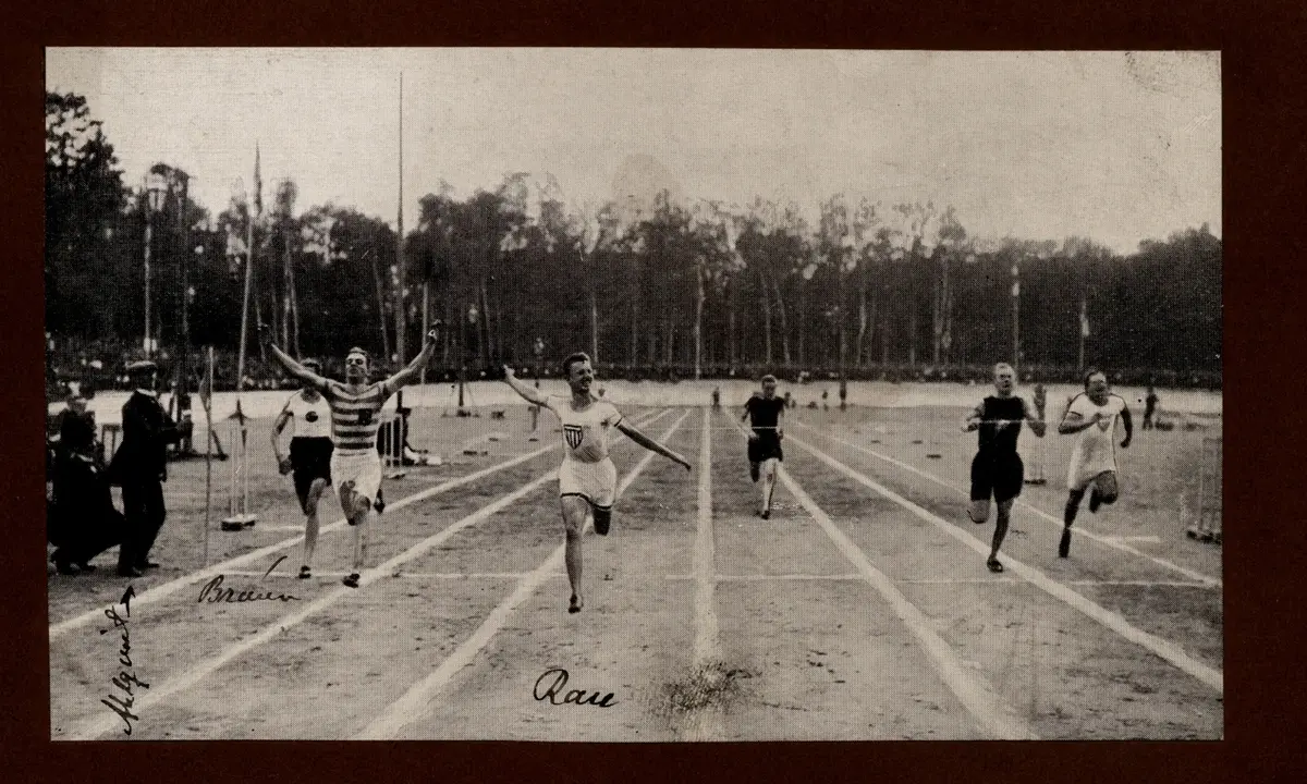 AIK:s internationella tävlingar 1910.   Idrottsparken, Stockholm.    "Ahlqvist, Braun, Rau."

Löpning 100 m.

Richard Rau, SC Westen Berlin, vinner loppet.