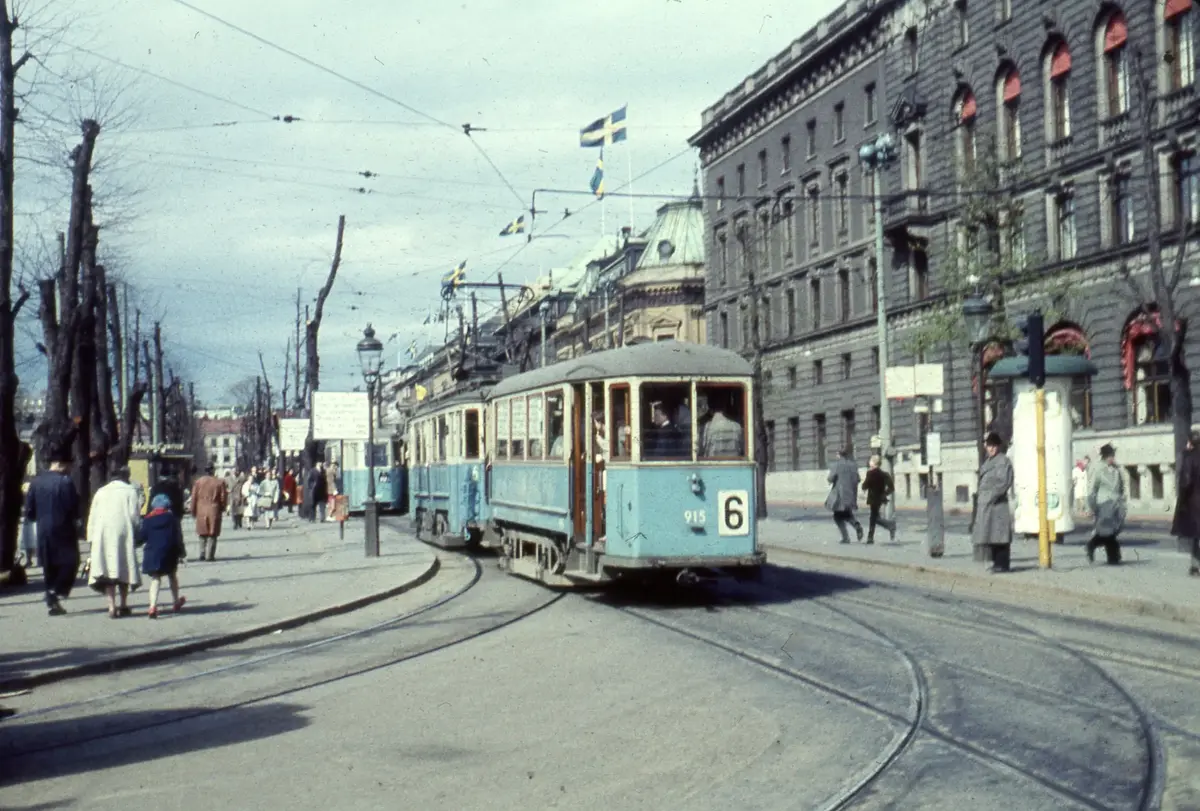 Spårvgnar på Kungsträdgårdsgatan vid Strömgatan, riktning mot ...