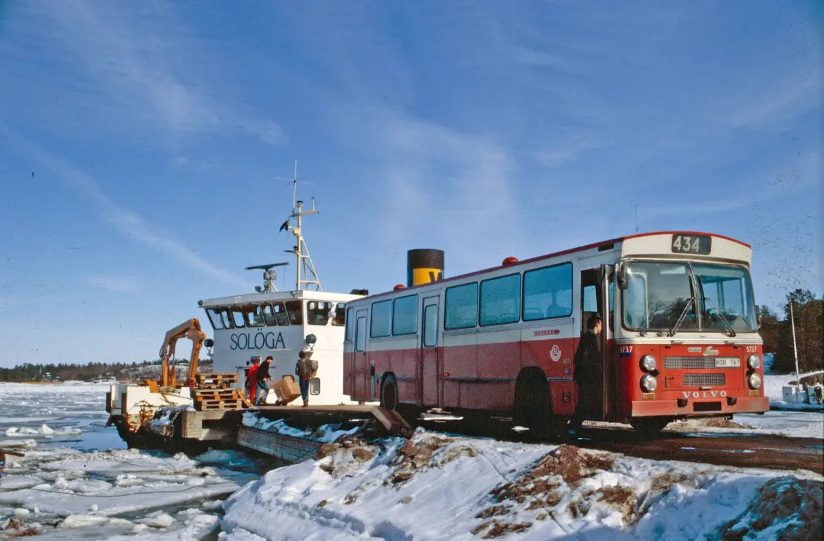 Buss ansluter till/från skärgårdsbåten Solöga. Fartyget Solöga levererades år 1978 till Waxholmsbolaget, byggd hos Götaverken-Finnboda. 