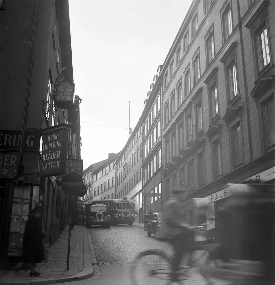 Fotografen står på Regeringsgatan