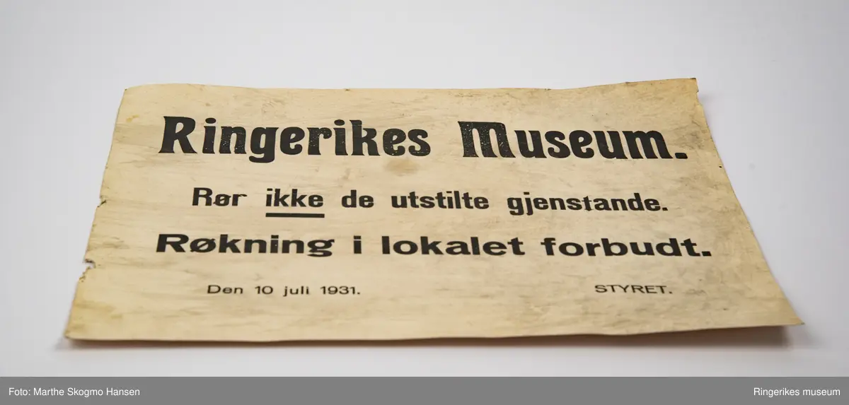 Papirplakat med informasjon til publikum brukt på Ringerikes Museum i 1931.