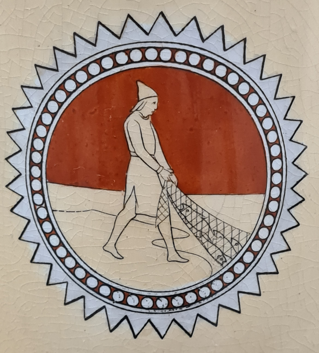 Tillbringare ''Nordisk stil'', gulbeige med mönster i rödbrunt svart. Vita ränder upptill och nedtill.