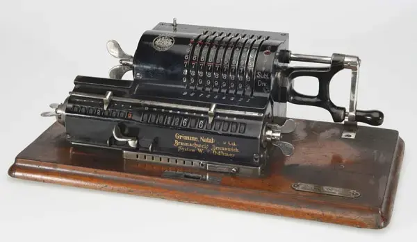 Räknemaskin av tysk tillverkning, gjord i Braunschweig, därav den latiniserade formen "Brunsviga".

Inköpt år 1921. Till museet 1946.