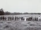 Västergötland. Vartofta hd. Brandstorp sn. Allan Nilsson Tullinge. Västergötland. Vartofta hd. Brandstorp sn. Skämningsfors. Foto: Skördefolk på Skämningsfors herrgård. Bilden tagen i början av 90- talet. E.U. 39957. Ur NM 28 Skörd vol. 5