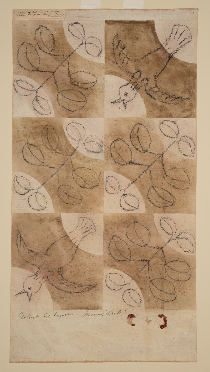 Utkast til tapet "Leik", malt og tegnet i seks ruter på beigefarget papir. Rutene har et brunt bølgeformet mønster midt på. Fire av rutene har grener med blader tegnet i kontur diagonalt over flaten, i to av rutene er det tegnet en fugl i flukt.