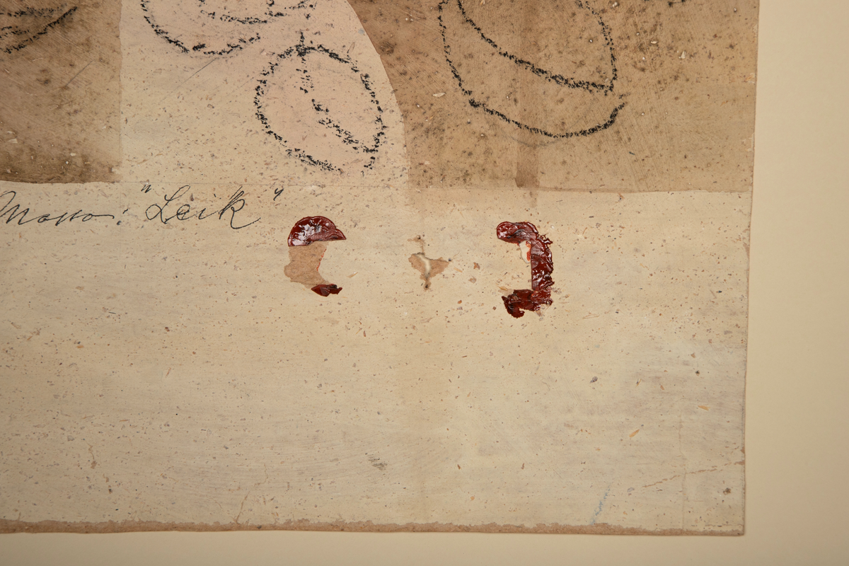 Utkast til tapet "Leik", malt og tegnet i seks ruter på beigefarget papir. Rutene har et brunt bølgeformet mønster midt på. Fire av rutene har grener med blader tegnet i kontur diagonalt over flaten, i to av rutene er det tegnet en fugl i flukt.