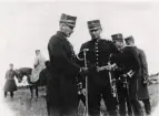 Övning på Kronobergs hed, omkring 1907-1910.
Till vänster överste Gösta Hyltén-Cavallius till häst. I förgrunden några officerare.