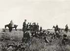 Övning på Kronobergs hed, omkring 1907-1910.
Till vänster överste Gösta Hyltén-Cavallius till häst. En grupp officerare diskuterar något i mitten.
