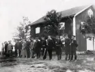 Övning på Kronobergs hed, ca 1910.
Uppställning av officerare framför en byggnad på heden.