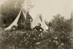 Bivack, trol. invid Helgasjön, 1901. 
T.v.: kapten Westin, stående: löjtnant Nerman. T. h.: löjtnant Thestrup.
