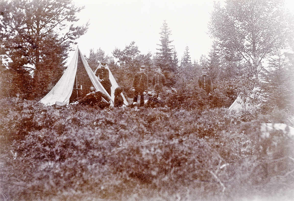 Bivack, trol. invid Helgasjön, 1901. 
Löjtnant E. Nerman (m.fl.) vid sitt tält.