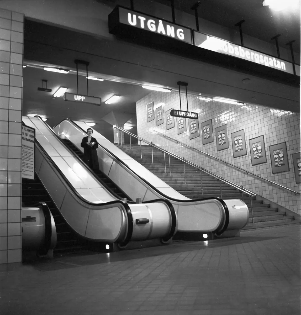 Rulltrappa, tunnelbanestationen Kungsgatan (nuvarande Hötorget). Uppgång Jakobsbergsgatan.