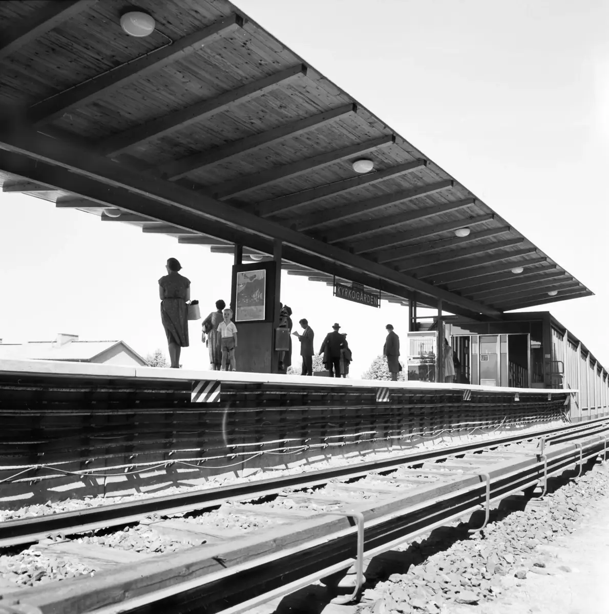 Stationen invigdes 1 oktober 1950 och benämndes då Kyrkogården, vilket ändrades till Skogskyrkogården i november 1958. 