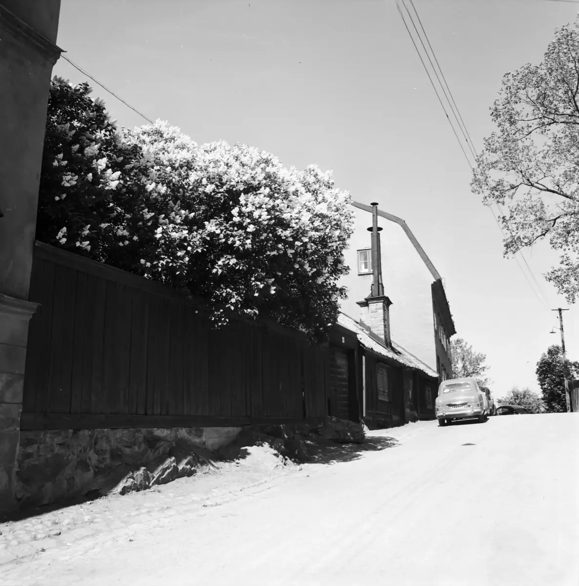 Yttersta Tvärgränd hette Yttersta Tvärgatan före år 1961.(Stadsbilder för tävling i Spårväg och Buss, Stockholms spårvägars tidning år 1957).
