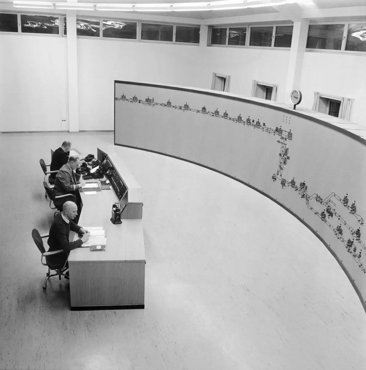 Tunnelcentralen, framför det svängda kontrollbordet sitter stationsmästaren G. Logren, Einar Ivedal och John Johansson