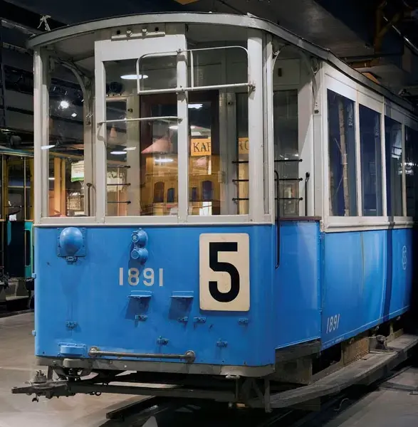 Stockholms Nya Spårvägsaktiebolag nr 385
AB Stockholms Spårvägar  C7 nr 1891

Detta är ursprungligen en öppen sommarvagn tillverkad 1908 och av samma typ som museets SNS 386. Efter andra världskrigets utbrott 1939 uppstod en akut vagnbrist då busstrafiken kraftigt minskade p g a bränslerestriktioner. Samtidigt upphörde i stort sett den privata biltrafiken. För att klara den därmed starkt ökande spårvagnstrafiken tvingades Spårvägen bygga in sina sommarvagnar och förse dem med värme. Vagnen togs ur trafik 1946. 