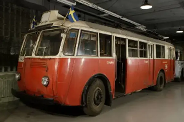 AB Stockholms Spårvägar  F1 nr 30505

Trådbusstrafiken i Stockholm påbörjades den 20 januari 1941, då 20 vagnar av denna typ sattes i trafik. Trådbussen var ursprungligen tänkt att ersätta nedslitna spårvagnar, men i stället levererades nya spårvagnar vid mitten av 40-talet. Stockholm kom under 1950-talet att ha Nordens största trådbussnät.

Vagnen hade ursprungligen gående konduktör, men byggdes redan 1942 om till fast konduktör. Vagnar ur denna första trådbussgeneration trafikerade Stockholm fram till 1961.

Förutom AB Stockholms Spårvägar hade Trafikaktiebolaget Stockholm-Kvarnholmen trådbussar i trafik.

Registreringsskylt A30505
Alternativt nummer 505
