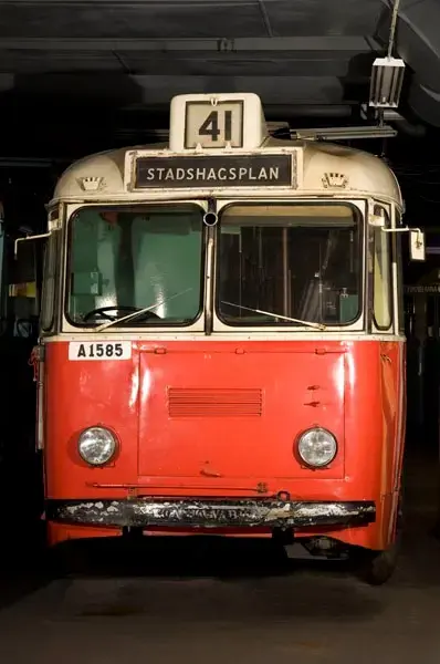 AB Stockholms Spårvägar  F3 nr 1585

Registreringsskylt A1585

Under och efter andra världskriget byggdes trådbusstrafiken kraftigt ut i Stockholm och blev det mest omfattande i Norden, med som mest nära 200 vagnar i trafik i början av 1950-talet. De första ledbussarna i Stockholm var 10 italienska trådbussar, som trafikerade linjen till Gröndal.

Flera faktorer bidrog till att trådbusstrafiken började avvecklas redan mot slutet av 50-talet.  De sista trådbussarna togs ur trafik 1964.

I Sverige har trådbussar även funnits i Göteborg åren 1941-1964. Sedan 2003 finns en trådbusslinje i Landskrona.

