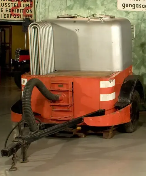 AB Stockholms Spårvägar nr 24

Under kriget 1939-45 fanns ej tillräckligt med flytande motor- bränsle i landet, varför man måste försöka få fram ersättningar.  I detta gengasverk system Swedlund förvandlas träkol till ett gasformigt bränsle, gengas, som kan användas för drift av bussar. 1943 hade samtliga träkolsaggregat byggts om för vedgasdrift.

Träkolsåtgång för AB Stockholms Spårvägar:

1940: 255.000 hl
1941: 632.000 hl
1942: 175.000 hl
1943:      2.000 hl