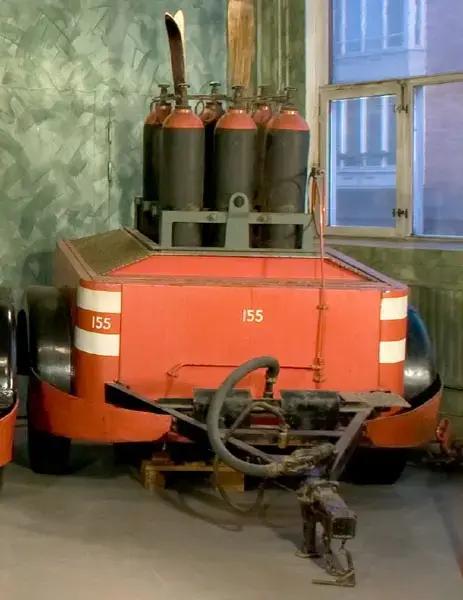 AB Stockholms Spårvägar nr 155

Under kriget 1939-45 fanns ej tillräckligt med flytande motor- bränsle i landet, varför man måste försöka använda inhemska bränslen. Metangas, i form av s k rötgas, levererades i tuber från Henriksdals reningsverk med början i juli 1942, och  användes till att framdriva bussar och verkfordon.

Metangasåtgång för AB Stockholms Spårvägar:

1942: 130.000 m3
1943: 290.000 m3
1944: 298.000 m3
1945: 308.000 m3
1946:   52.000 m3