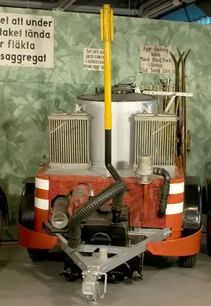 AB Stockholms Spårvägar nr 164

Under kriget 1939-45 fanns ej tillräckligt med flytande motor- bränsle i landet, varför man måste försöka få fram ersättningar. Först användes träkol som bränsle, men sedan övergick man till finhuggen ved. I detta vedgasverk system Hesselman förvandlas ved till ett gasformigt bränsle, gengas, som kan användas för drift av motorer.

Vedåtgång för AB Stockholms Spårvägar:

1941:   47.000 hl
1942: 324.000 hl
1943: 432.000 hl
1944: 411.000 hl
1945: 262.000 hl