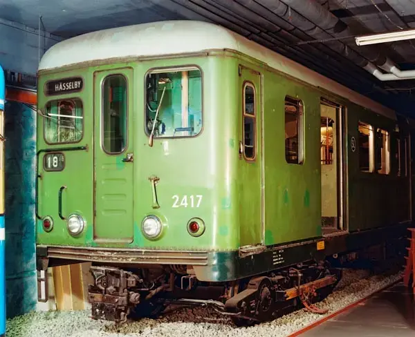 AB Stockholms Spårvägar C2 nr 2417
AB Storstockholms Lokaltrafik C2 nr 2417

Denna vagn tillhör den första generationen tunnelvagnar som levererades till AB Stockholms Spårvägar. Det fanns tre olika varianter, C1, C2 och C3. Skillnaderna mellan C1 och C2 bestod i olika sittplatsarrangemang. C3 hade mindre förarhytter och användes ej som ledarvagnar. Av de tre typerna tillverkades åren 1949-1961 totalt 450. De användes så gott som uteslutande på Tunnelbana 1 (Gröna linjen). I mitten av 1970-talet började utskrotningen av dessa vagnar. Boggier och elutrustning togs då tillvara och användes i nya vagnar. I slutet av 1980-talet renoverades ett 40-tal kvarvarande vagnar för att kunna användas ytterligare några år. När de nya ledade tunnelvagnarna kom slopades de. Den sista vagnen typ C2 togs ur trafik i april 1999.