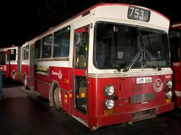 AB Storstockholms Lokaltrafik H22 nr 6076
SWEBUS Sverige AB nr 1443

Vagnen är en av de 200 ledbussar som levererades till SL i början av 1980-talet och har gått i trafik i Södertälje. Utvecklingen under 1980-talet gick mot mer lådliknande karosstyper med inredning  i mörka färger.

I början av 1990-talet bestämdes att SL inte längre skulle köra sin trafik i egen regi med egen personal. I stället skulle trafiken upphandlas av andra företag i konkurrens.Vid den första anbudsupphandlingen av busstrafik 1992 vann Swebus trafiken i Södertäljeområdet och tog då också över bl a den här bussen. Den gick sedan fram till 2000.


SWEBUS
