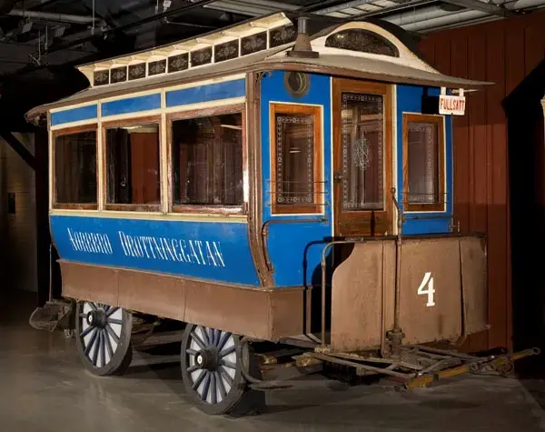 Stockholms Central Omnibuslinie nr 4
Allmäna Omnibus AB

Vagnen ingår i samma serie som SOL nr 2
Denna kom dock till Sandhamn, där den "upptäcktes" 1938. Då inköpt av Stadsmuseet för 200 kr. 1965 utlånad till Spårvägssällskapet som körde rundturer i slottsparken på Skokloster. Vagnen försågs då med moderna gummihjul. I mitten av 1970-talet gick den i rundturstrafiik på Skansen. Den har sedan varit magasinerad av Stadsmuseet, som 2002 önskade göra sig av med den p g a platsbrist. Donerad till Spårvägsmuseet.