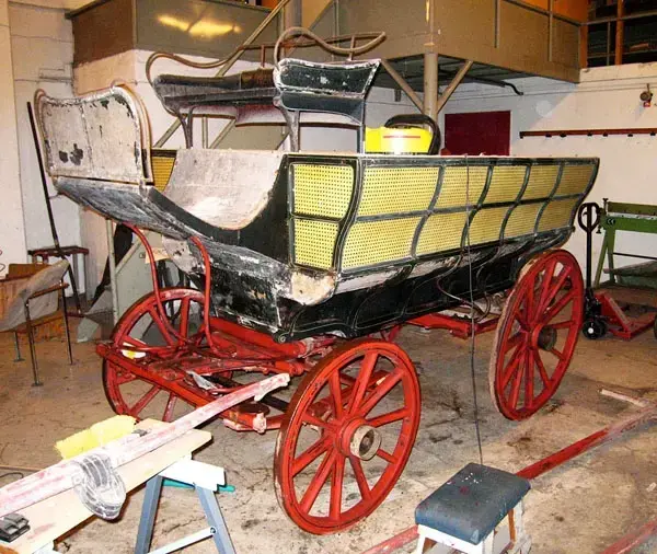 Hästomnibuss av wursttyp. Tillverkad någon gång på 1840-talet. Vagnstypen var vanlig i Stockholm under 1840-talen. Den användes både för promenadtrafik till Djurgården och Haga samt inne i staden.
Vagnen kunde vara både en - och tvåspänd.