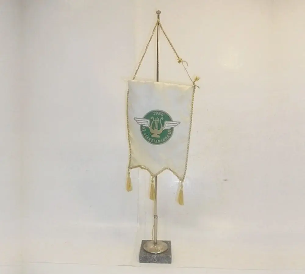 Vimpel. "SS Verkstadskör 1956". Text på bottenplkatta: "Vår sångarhyllning tag" samt "1971 11/9"